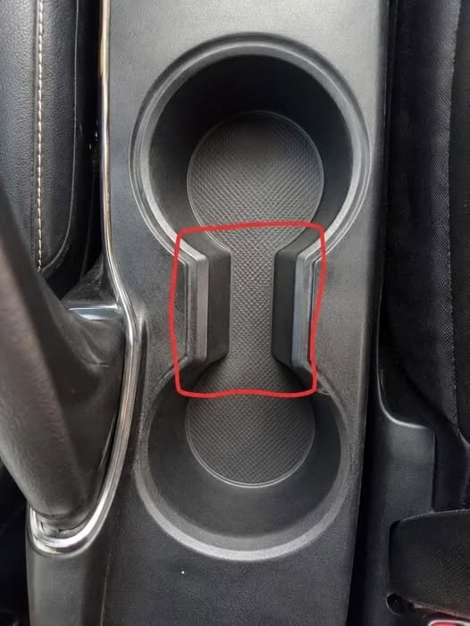 Jaki jest cel tej dziwnej przestrzeni między uchwytami na kubki w samochodzie?